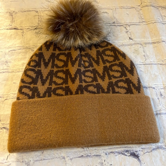 STEVE MADDEN LOGO FAUX FUR POM BEANIE HAT BROWN/CARMEL ONE SIZE - Picture 2 of 8